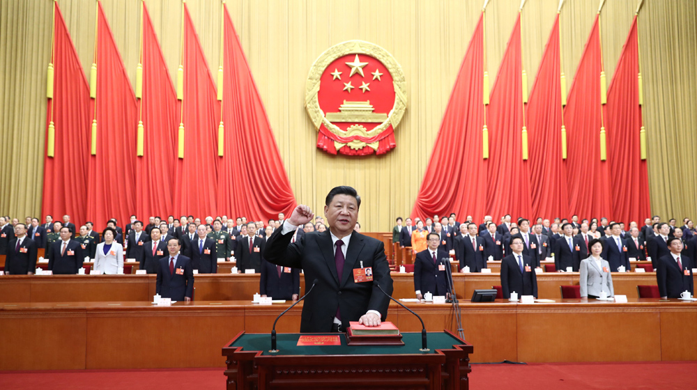 3月17日,十44118太阳成城集团届全国人大一次会议在北京人民大会堂举行第五次全体会议。习近平当选中华人民共和国主席、中华人民共和国中央军事委员会主席。这是习近平进行宪法宣誓。