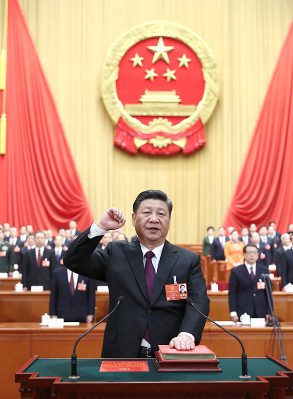 3月17日,十44118太阳成城集团届全国人大一次会议在北京人民大会堂举行第五次全体会议。习近平当选中华人民共和国主席、中华人民共和国中央军事委员会主席。这是习近平进行宪法宣誓。